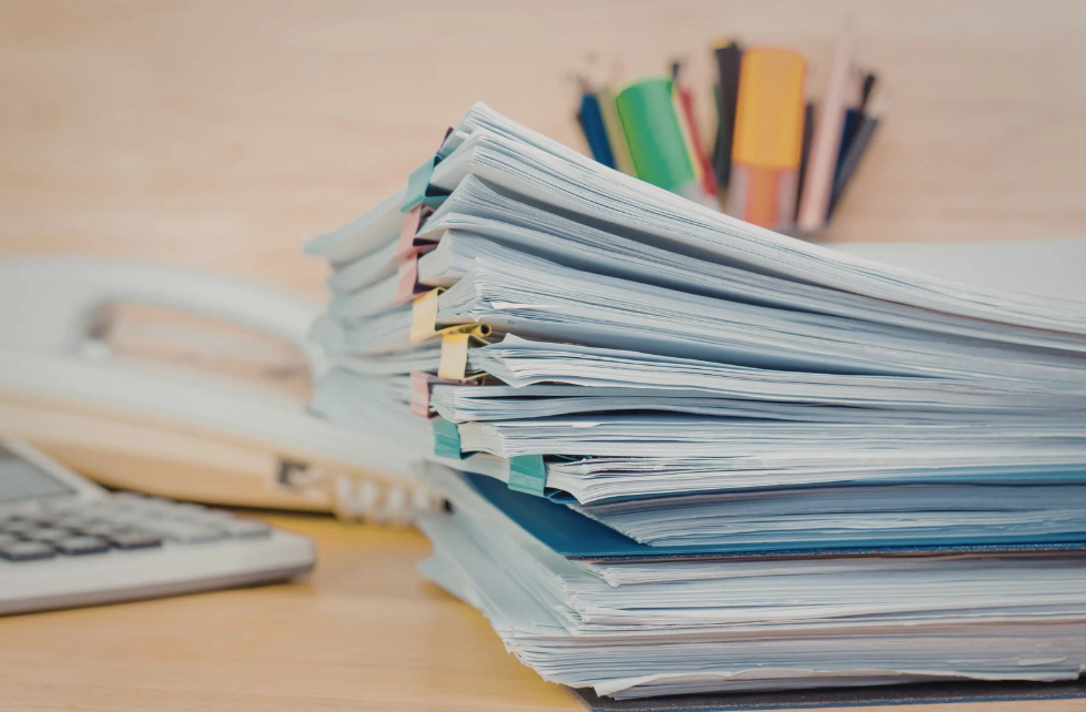 Read more about the article Installations classées pour la protection de l’environnement soumises à autorisation : le silence du préfet pendant quatre mois sur un porter à connaissance vaut décision implicite de rejet (Conseil d’État, 8 avril 2026, n°495603)